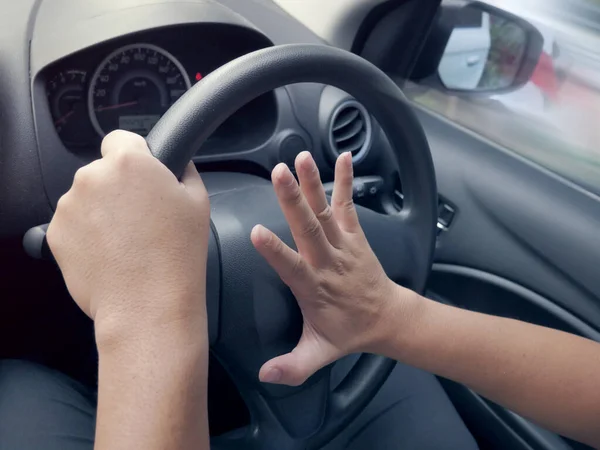 Conductor que presiona el cuerno del coche —  Fotos de Stock