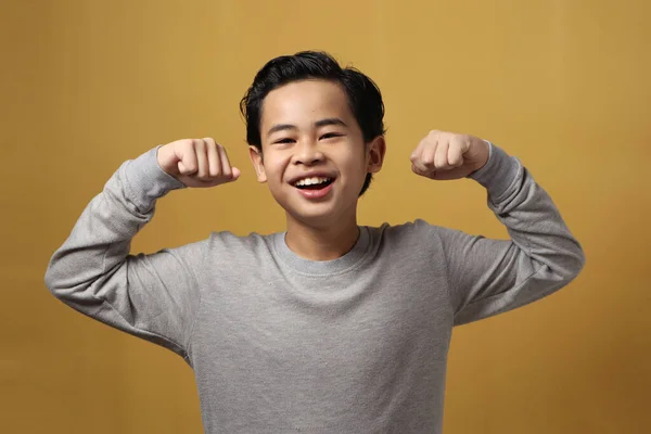 Komik Güçlü Sağlıklı Asyalı Çocuğun Portresi Kaslarını Gücünü Gösteriyor Kendine — Stok fotoğraf