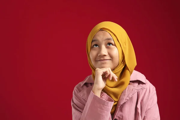 Portret Van Jong Aziatisch Moslim Tiener Meisje Dragen Rode Hijab — Stockfoto