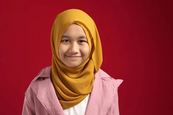 Retrato Jovem Feliz Confiante Muçulmano Adolescente Vestindo Hijab Olhando Para — Fotografia de Stock