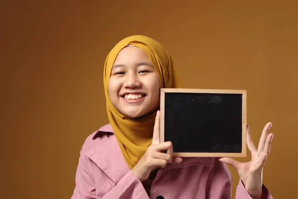 Retrato Inteligente Jovem Bonito Adolescente Asiático Muçulmano Menina Vestindo Hijab — Fotografia de Stock