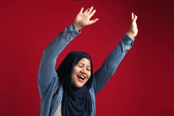 赤のヒジャーブを身に着けている面白い若いアジアのイスラム教徒の女性の肖像は喜んで喜びを表現良いニュース勝利の成功ジェスチャーを受賞 笑顔積極的な興奮した感情 — ストック写真