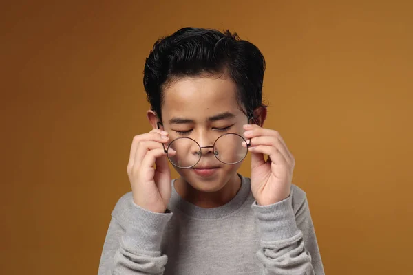 Retrato Menino Asiático Ajustando Seus Óculos Conceito Problema Visão Contra — Fotografia de Stock