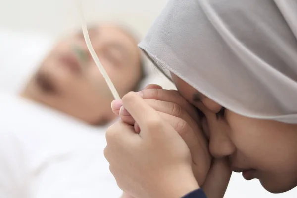 Asian Muslim Girl Worried Her Father Being Sick Hospital She — Stock Photo, Image