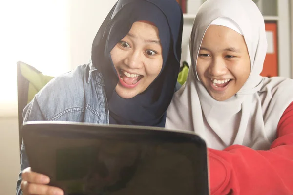 Ασιατικός Μουσουλμάνος Μητέρα Και Κόρη Χαμογελώντας Κατά Χρήση Φορητού Υπολογιστή — Φωτογραφία Αρχείου