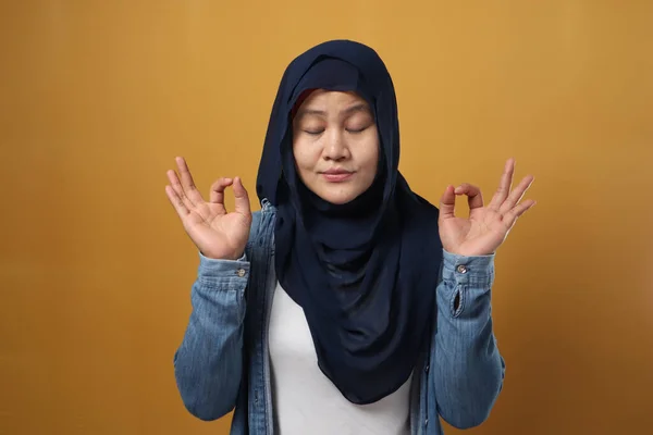 Retrato Calma Relaxado Bela Jovem Asiático Muçulmano Mulher Vestindo Hijab — Fotografia de Stock
