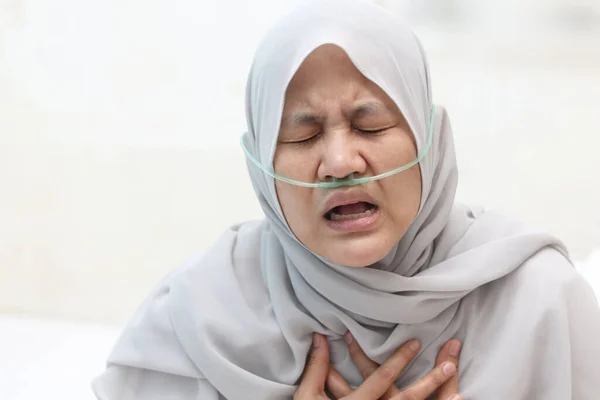 Femme Musulmane Asiatique Ayant Asthme Difficile Respirer Tandis Que Main — Photo