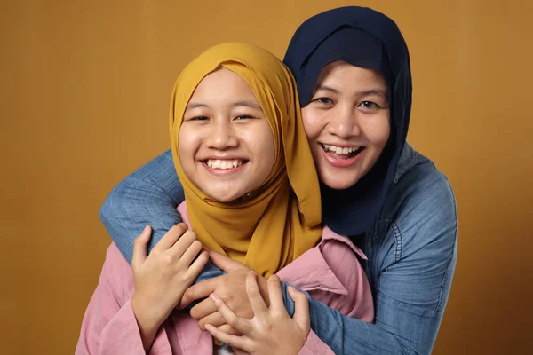 Pessoas Família Feliz Sorrindo Asiático Muçulmano Mãe Abraçando Filha Contra — Fotografia de Stock