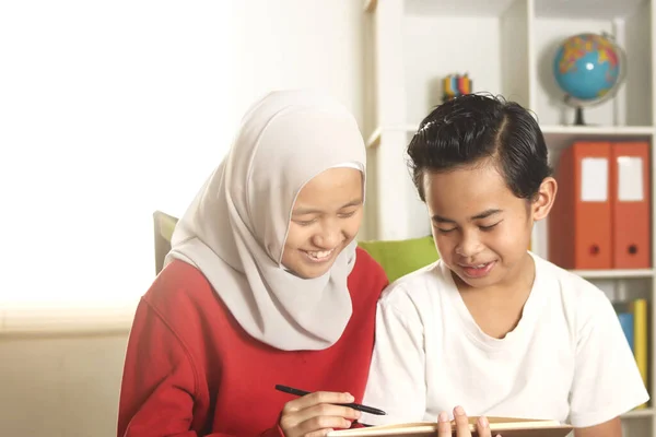 Anak Anak Belajar Bersama Sama Islam Adik Mengenakan Hijab Bantuan — Stok Foto