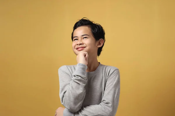 Retrato Lindo Niño Asiático Mirando Hacia Arriba Pensando Algo Sonriendo — Foto de Stock