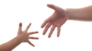 Küçük çocuğun eli babaya ulaşır. Beyaz arka planda izole edilmiş bir adam. Ebeveynlik aşkı kavramı.