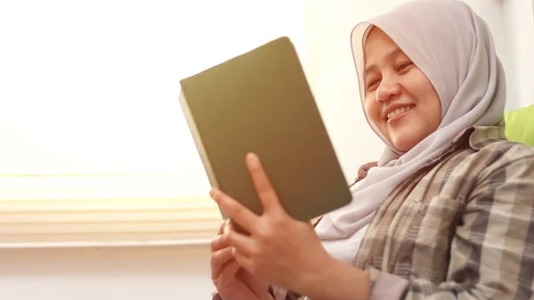 穆斯林妇女花时间阅读她最喜欢的书 开心地笑着 夕阳西下 — 图库照片