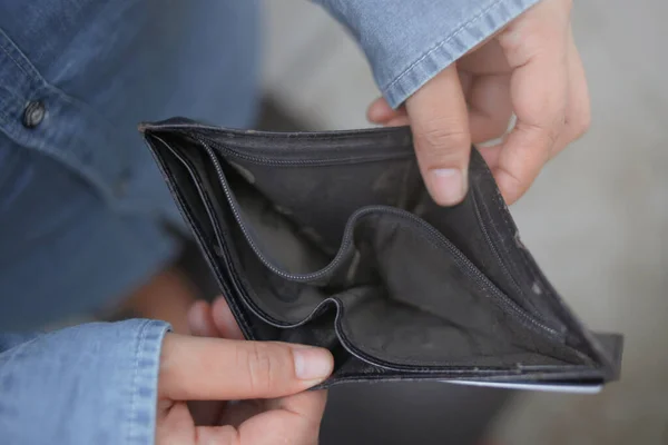 Dompet Kosong Tangan Orang Yang Bangkrut Tutup Dengan Fokus Selektif — Stok Foto