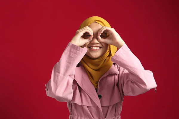 Jovem Feliz Bela Asiática Muçulmano Adolescente Fazendo Binóculos Mãos Olhando — Fotografia de Stock