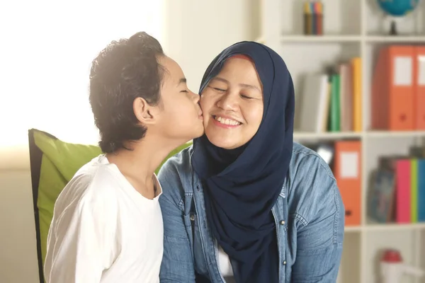 Ibu Muslim Asia Yang Bahagia Mengenakan Jilbab Memeluk Anak Laki — Stok Foto