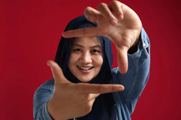 Wanita Muslim Muda Tersenyum Mengenakan Jilbab Membuat Bingkai Dengan Jari — Stok Foto