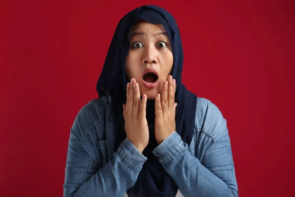 Σοκαρισμένη Έκπληξη Ασιατική Μουσουλμάνα Κυρία Κοιτάζοντας Κάμερα Μεγάλα Μάτια Και — Φωτογραφία Αρχείου