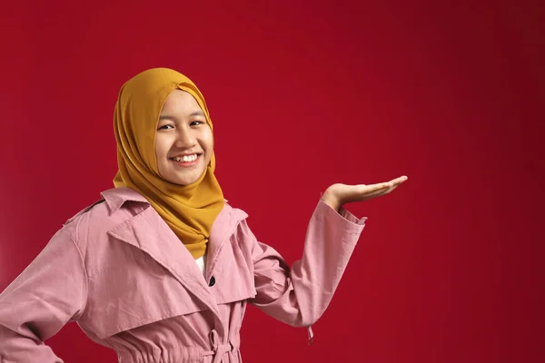 Retrato Bela Menina Adolescente Muçulmana Atraente Vestindo Hijab Sorrindo Mostra — Fotografia de Stock