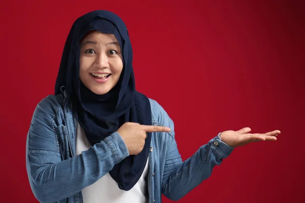 Mulher Muçulmana Asiática Feliz Sorrindo Para Câmera Apresentar Apontar Algo — Fotografia de Stock