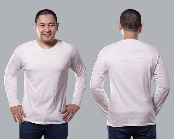 男性モデルは グレーの背景に隔離された白い長い袖Tシャツを着用し 前面と背面のデザインは モックアップテンプレートのコピースペースの印刷デザインのために — ストック写真