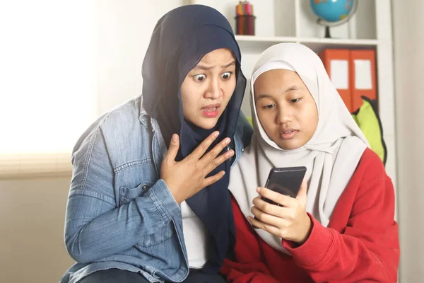 Asian Muslim Mother Daughter Shocked Worried Looking Her Phone Browsing — Stock Photo, Image
