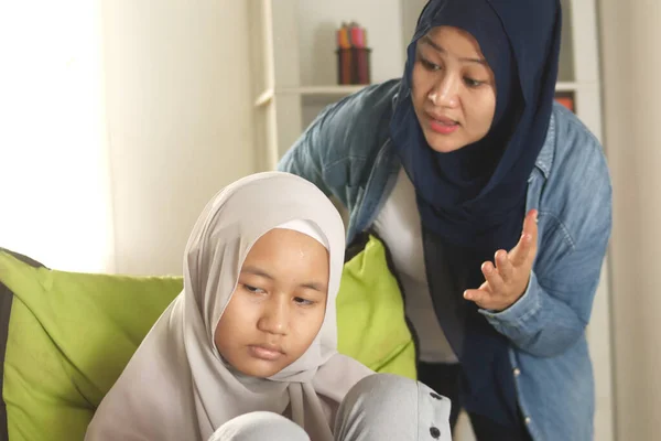Mãe Muçulmana Tendo Maus Momentos Com Sua Filha Mãe Repreende — Fotografia de Stock
