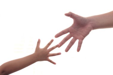 Küçük çocuğun eli babaya ulaşır. Beyaz arka planda izole edilmiş bir adam. Ebeveynlik aşkı kavramı.