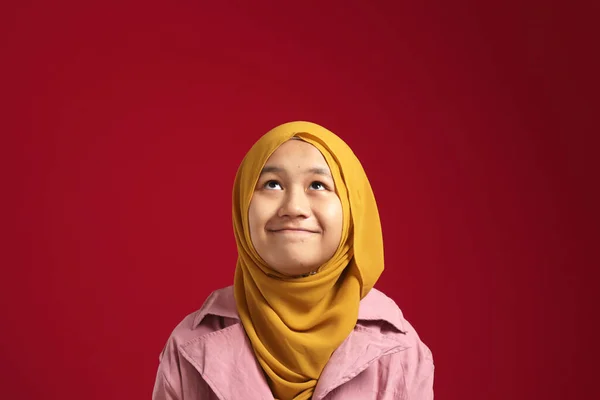 Portret Van Jong Aziatisch Moslim Tiener Meisje Dragen Rode Hijab — Stockfoto