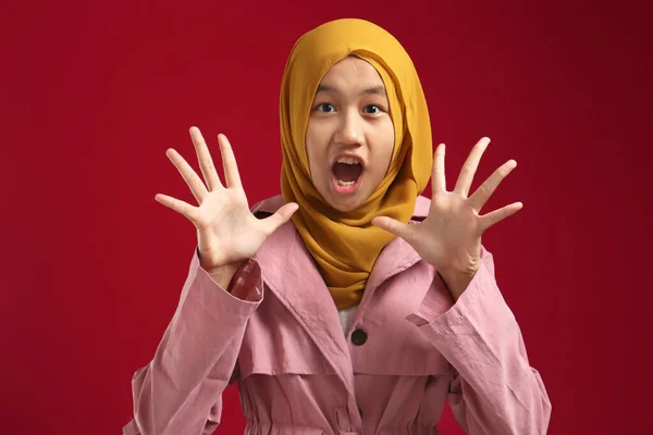 Portret Van Jonge Aziatische Tiener Moslim Meisje Dragen Rode Hijab — Stockfoto