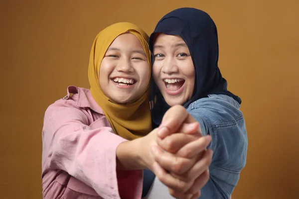 人々と家族 幸せな笑顔アジアのイスラム教徒の母親は黄色の背景を持つ巨大な娘 母親の概念 — ストック写真