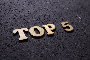 İlk 5 Liste, iş motivasyonu ilham verici alıntılar, kelime tipografisi en üstteki tahta harfler siyah arkaplan üzerine