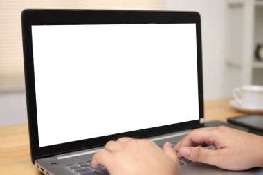 Dizüstü bilgisayarın görüntüsünü kapat, beyaz ekran şablonu ile bilgisayar monitörünü düzenle