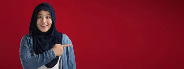 Retrato Joven Asiática Feliz Musulmana Señalando Presentar Algo Lado Bandera — Foto de Stock