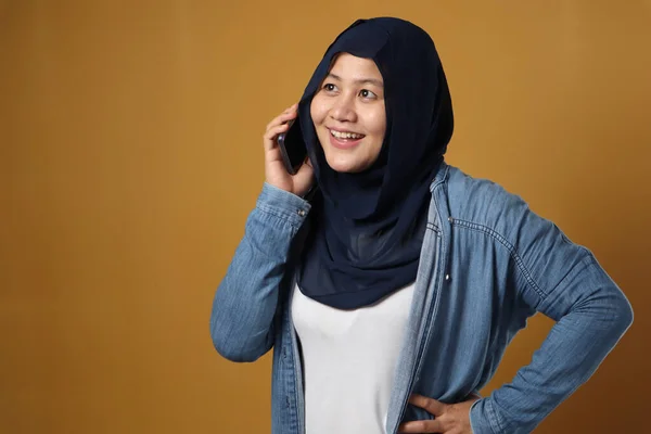 Ευτυχισμένη Ασιάτισσα Μουσουλμάνα Γυναίκα Που Φοράει Μαντίλα Μιλάει Στο Τηλέφωνο — Φωτογραφία Αρχείου