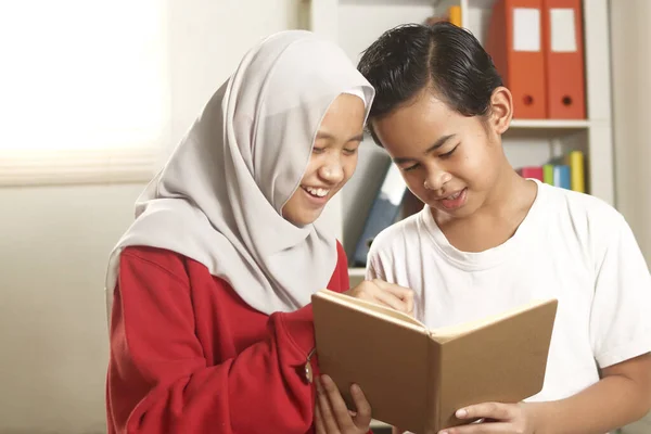 Дети Учатся Вместе Мусульманская Сестра Носить Хиджаб Помочь Научить Младший — стоковое фото