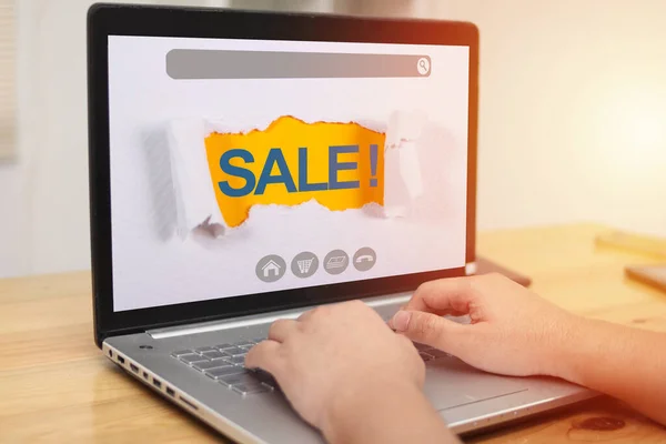 Человек Работает Ноутбуке Интернет Магазины Отображаются Экране Большая Продажа Покупка — стоковое фото
