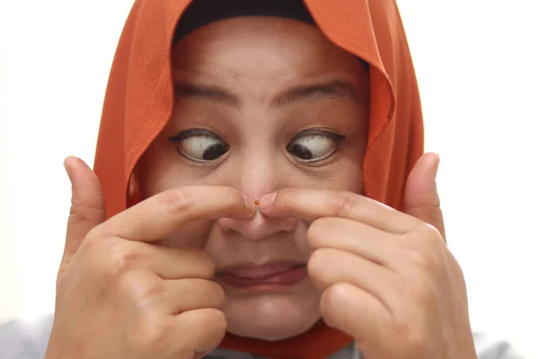 Aziatisch Moslim Vrouw Dragen Hijab Knijpt Haar Acne Neus Met — Stockfoto