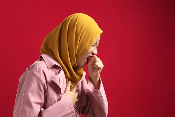 Ázsiai Muszlim Tinédzser Lány Eltakarja Száját Amikor Köhögés Szemben Vörös — Stock Fotó