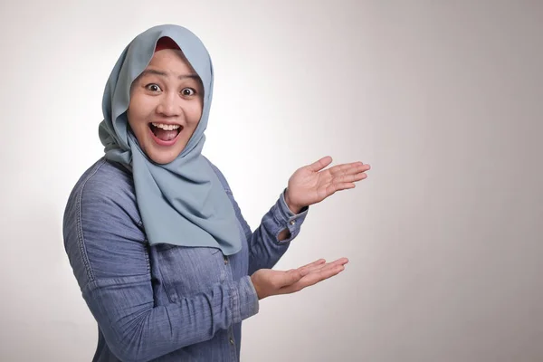 Retrato Asiática Jovem Mulher Muçulmana Feliz Sorrindo Apontando Para Apresentar — Fotografia de Stock