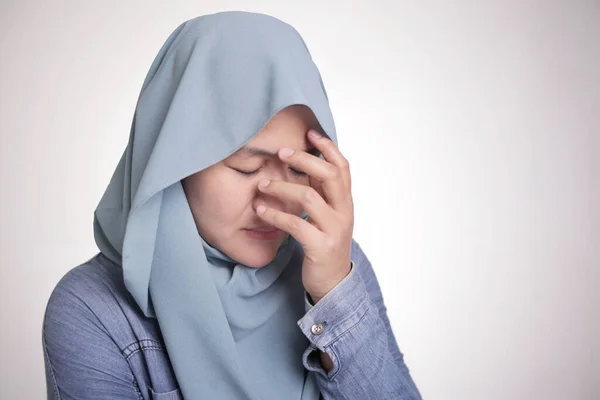 Portré Szomorú Ázsiai Muszlim Visel Hidzsáb Sírás Depresszió Koncepció — Stock Fotó