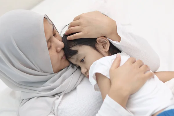 亚洲穆斯林母亲头戴头巾 让悲伤哭泣的女儿 单身母亲和女婴平静下来 — 图库照片