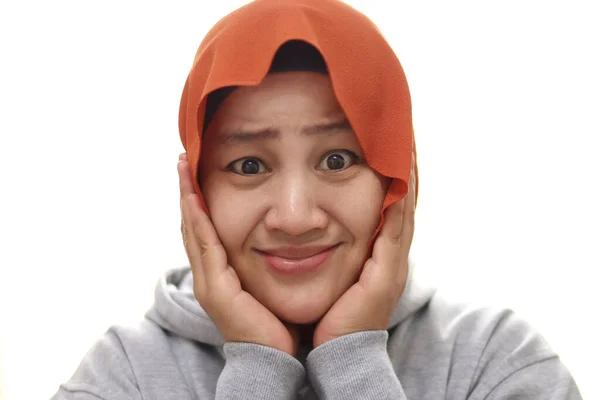 害羞内疚的亚洲穆斯林女人摸着她的脸颊 笑着看着相机 被白色隔离 — 图库照片