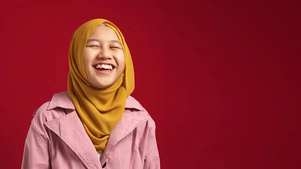 Retrato Jovem Feliz Confiante Muçulmano Adolescente Vestindo Hijab Olhando Para — Fotografia de Stock
