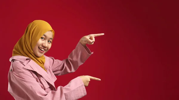 Potret Gadis Cantik Muslim Remaja Yang Menarik Mengenakan Jilbab Tersenyum — Stok Foto