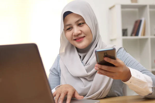 Asyalı Müslüman Kadın Ofiste Çalışıyor Telefon Dizüstü Bilgisayar Kullanıyor Mutlu — Stok fotoğraf