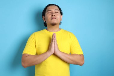 Asyalı adamın portresi yoga yapıyor, sakin sakin konsept.