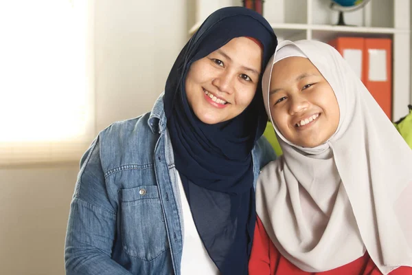 Ibu Dan Anak Muslim Asia Yang Bahagia Menghabiskan Waktu Berkualitas — Stok Foto