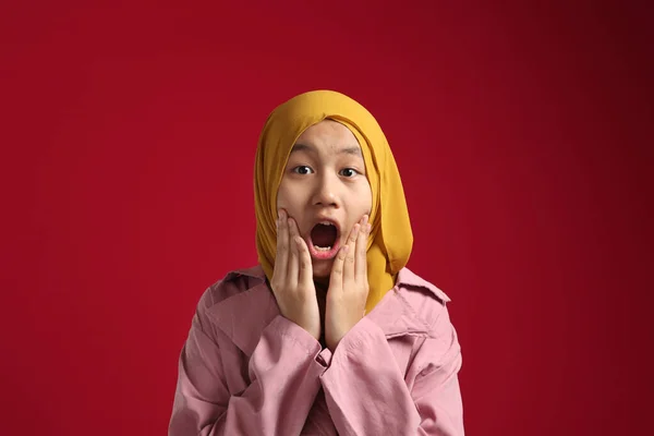 Potret Gadis Muda Muslim Asia Mengenakan Hijab Merah Tampak Terkejut — Stok Foto