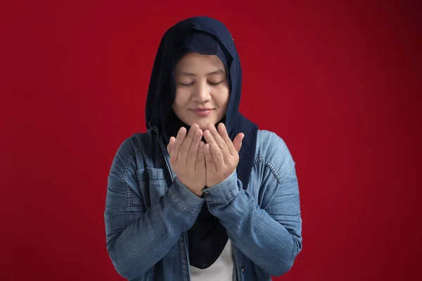 Asiático Muçulmano Mulher Ora Deus Rezando Gesto Mãos Levantadas Islã — Fotografia de Stock