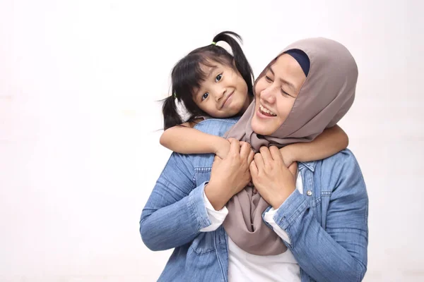 Ibu Muslim Mengenakan Jilbab Tersenyum Saat Bermain Dengan Bayi Perempuannya — Stok Foto